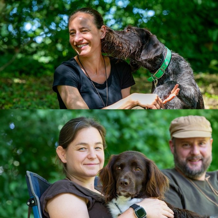 Oben: Ein Hund leckt eine lachende Frau im Gesicht, beide sitzen in einem grünen Wald. Unten: Eine Frau hält einen Hund, mit einem Mann im Hintergrund, ebenfalls im Grünen.
