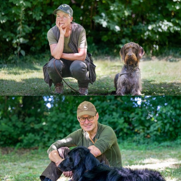 Oben kniet eine Person nachdenklich mit einem zotteligen Hund neben sich; unten sitzt dieselbe Person lächelnd neben einem schwarzen Hund. Beide Szenen finden auf einer Rasenfläche mit Bäumen statt.